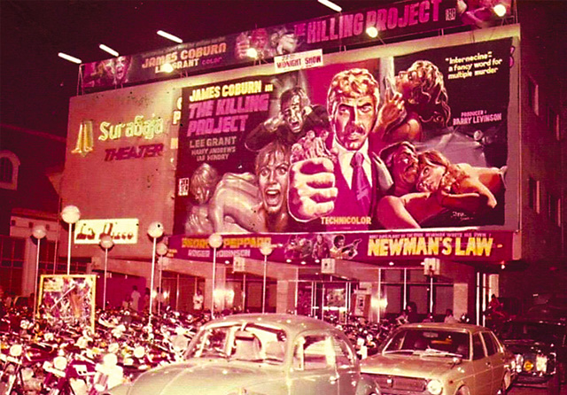 Poster film karya Andreanus Gunawan yang terpampang di gedung bioskop Surabaya Theater pada 1974.