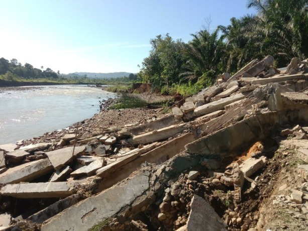 Foto: (Zatam/New Tapanuli) Bangunan sarang burung walet yang ambruk dihantam arus sungai Pinangsori.