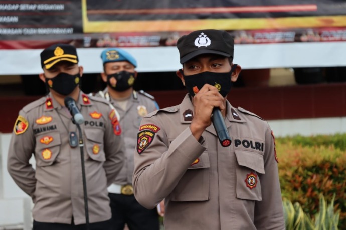 Bripda Yohanes Lurans Manibuy saat mengikuti Apel Penerimaan Bintara Noken Papua Barat. (Foto: Matius Gea/Metro Siantar)