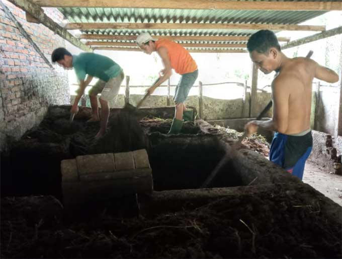 Foto: Anggota kelompok tani Sejahtera Andalan mempersiapkan pupuk kompos organik. (HENNY ELYATI/RIAUPOS.CO)