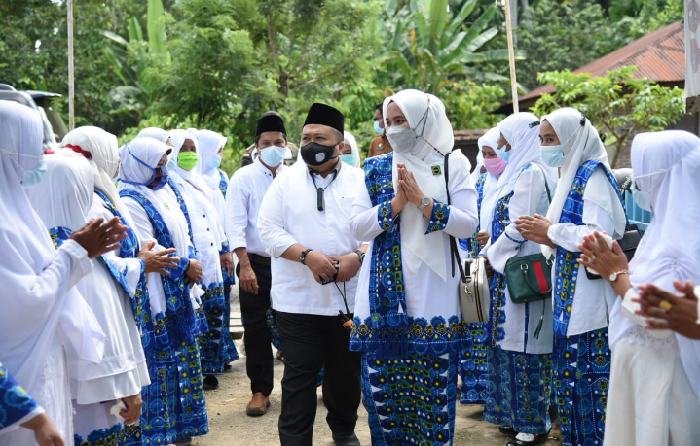 Foto: BP/Ist Bupati Tapsel H Dolly Pasaribu saat menghadiri Pengajian Akbar BKMT Kecamatan Angkola Muaratais, Selasa (11/1-22).