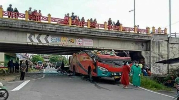 Foto: Bus Sipirok Nauli dari Padang Sidempuan tujuan Jambi menabrak jembatan flyover di Padang Panjang, Minggu (30/1/2022).
