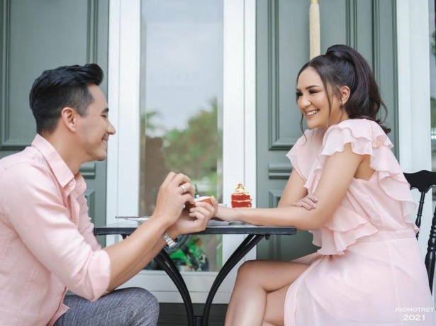 Donna Agnesia dan Darius Sinathrya.