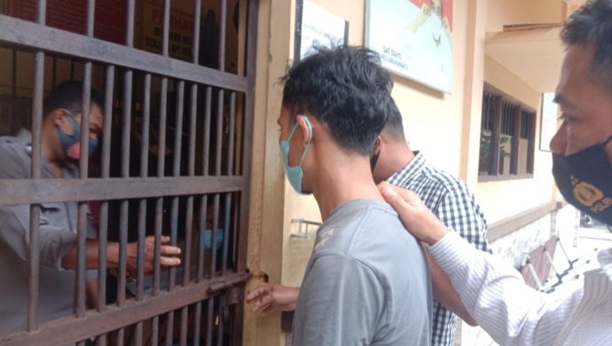 Tersangka Digelandang Petugas ke Sel Tahanan Polres Labuhanbatu