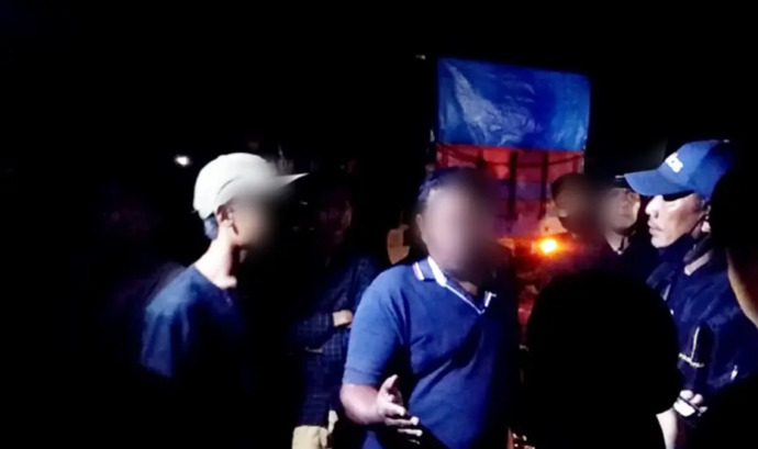 Situasi di lokasi truk berisi ball press dicegat oleh warga.