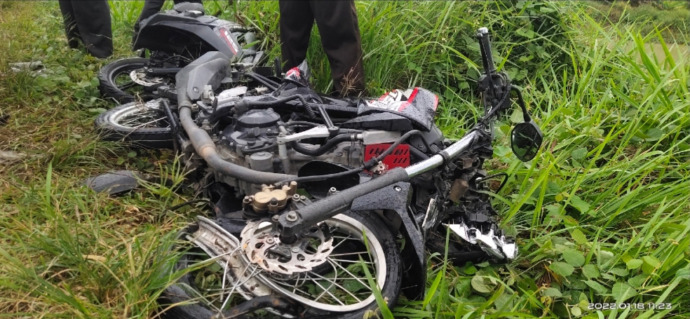 Sepedamotor yang ringsek akibat kecelakaan.
