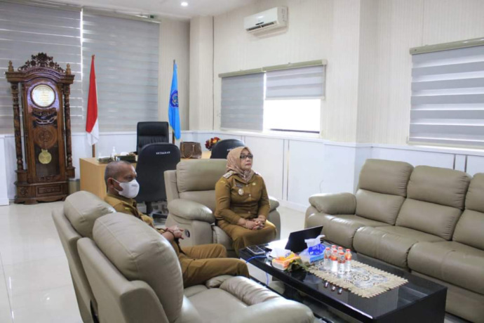 Wakil Bupati Labuhanbatu Hj Ellya Rosa Siregar saat mengikuti Vidcon bersama Mendagri dan KPK.