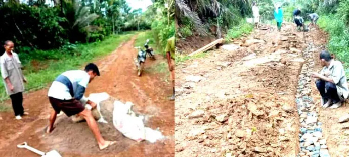 Foto: Puluhan warga Dusun Tangga Batu, Desa Siuhom bergotongroyong.