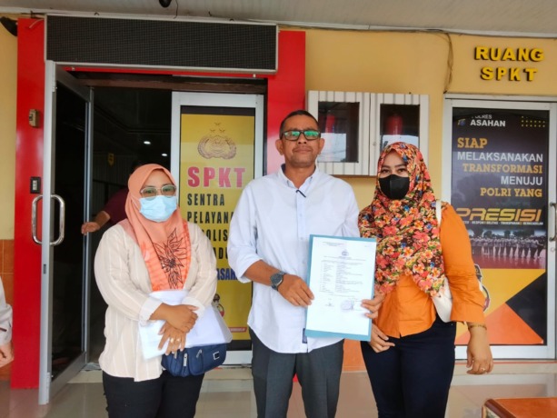 Korban penipuan arisan online bersama kuasa hukumnya usai membuat laporan di Polres Asahan.