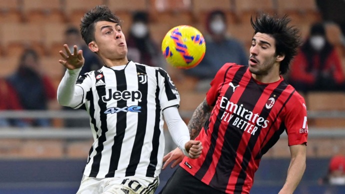 Dybala berebut bola dengan Tonali.