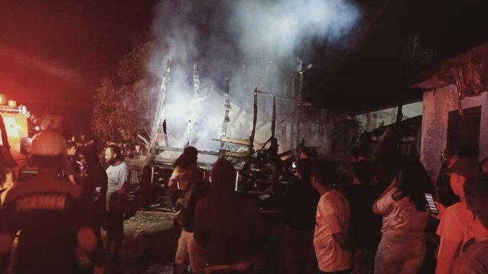 Kebakaran yang menghanguskan 3 unit rumah di Porsea, Senin (17/1/2022) malam.