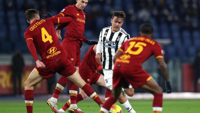 Dybala melewati pemain AS Roma.