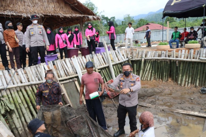 Foto: (Zatam/New Tapanuli) Panen perdana budidaya ikan air tawar Polres Tapteng.
