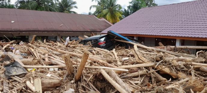 Foto: Parningotan Aritonang/MetroDaily Foto: Satu unit mobil milik Ustadz ikut terbawa arus, dan tersangkut di tumpukan kayu, di SD Negeri Tamiang, Padang Lawas.