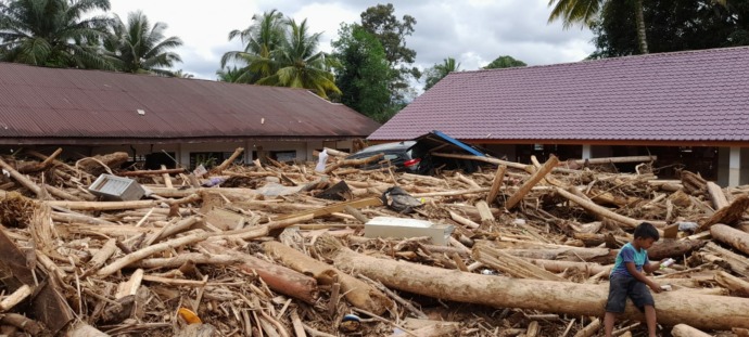 Banjir bandang melanda empat desa di Kecamatan Batang Lubu Sutam, Kabupaten Padang Lawas (Palas) Sumatera Utara, Jumat (31/12) malam. Rumah dan kendaraan ikut hanyut. Foto: Parningotan Aritonang/Metro Tabagsel