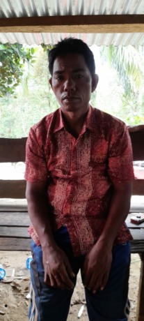Foto: Suten Nasution (43) salah seorang warga terdampak rumah serta isinya hanyut disapu banjir bandang. 