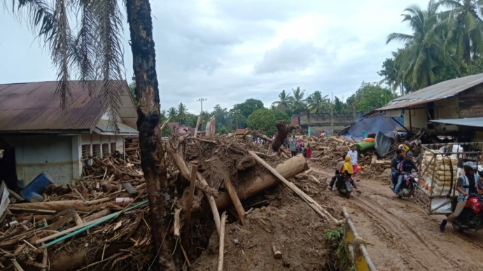 Foto: Parningotan Aritonang/MetroDaily Akses jalan penghubung sudah mulai pulih dan bisa dilewati pasca banjir menerjang, Minggu (2/1). 