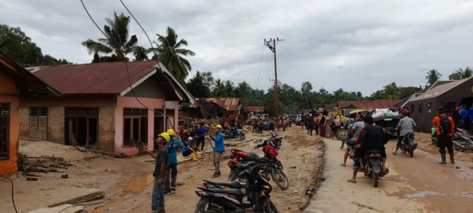 Foto: Tiang listrik baru mulai dipasang guna pemulihan jaringan listrik, Minggu (2/1). 