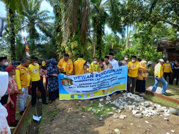 Foto: Bupati Labuhanbatu Utara Hendriyanto Sitorus didampingi Wabup H Samsul Tanjung saat program Bung Desa.