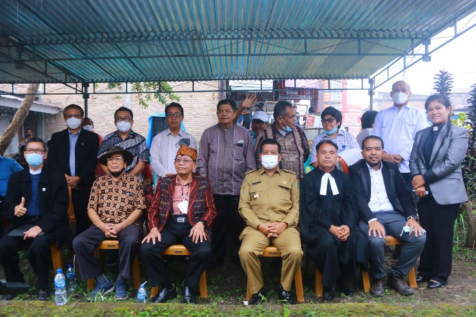 Bupati Simalungun Radiapoh Hasiholan Sinaga bersama panitia dan keluarga besar Pdt J Wismar Saragih saat peletakan batu pertama.