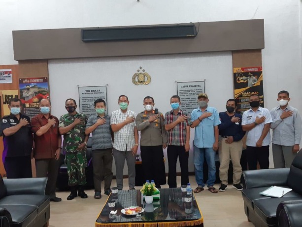 Kapolres Sibolga AKBP Taryono Raharja foto bersama usai menggelar rapat bersama terkait perayaan Imlek Tahun 2022 di Kota Sibolga, Sabtu (29/1/2022).