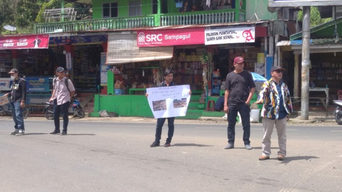 Foto: Irsyad Lubis/Metro Tabagsel  Ketua DPC Tapsel Karim Siregar (topi kaca mata hitam), ketua harian Indro Salfino Tanjung, Ketua Satma, Aulia Azhari, bersama pengurus lainnya saat penggalangan dana korban banjir di Simpang Tiga Palsobolas Pargarutan, R