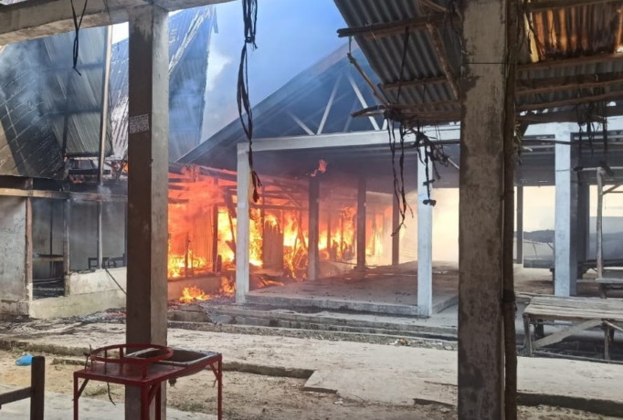 Pasar Pangaribuan yang terbakar.