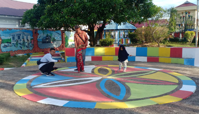 Foto: Warga yang berkunjung membawa keluarga di Taman Sudirman, Tanjungbalai.