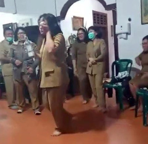 Video PNS di Humbahas berjoget sambil minum miras.