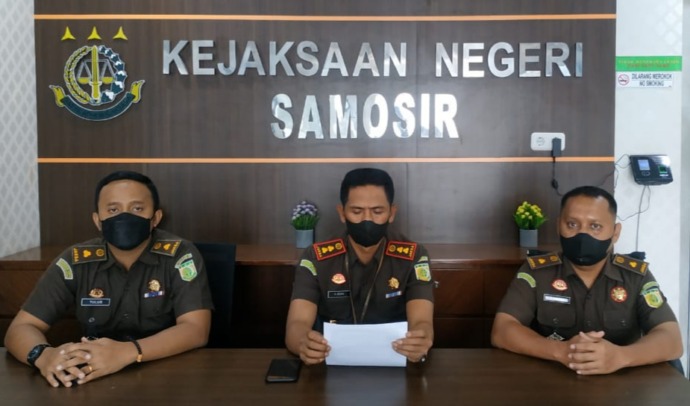 Kejari Samosir mengumumkan tersangka kasus korupsi jasa kepelabuhan Simanindo, inisial MS.