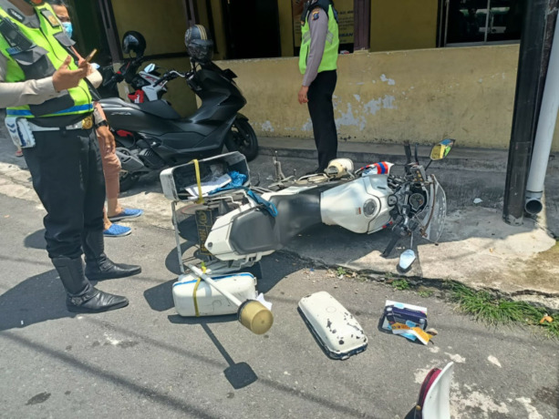 Pos polisi dan kendaraan patwal yang dirusak.