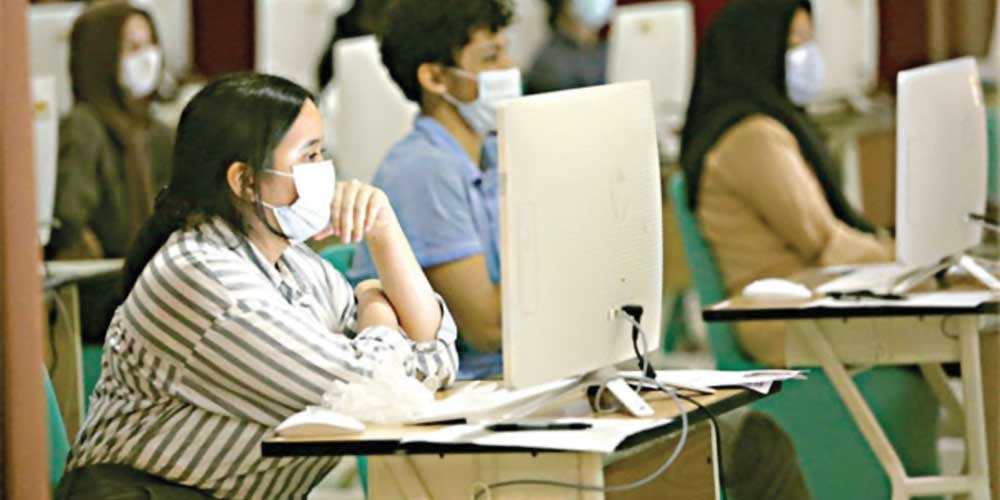 Sejumlah peserta mengikuti pelaksanaan UTBK-SBMPTN.