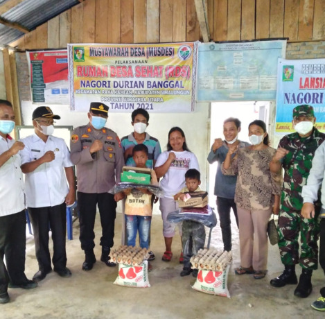 Pemberian tali asih oleh Forkopimca dan Pangulu Nagori Durian Baggal kepada Jhon Irfandi Purba dan Andika Polado Purba. (f: metro/her)