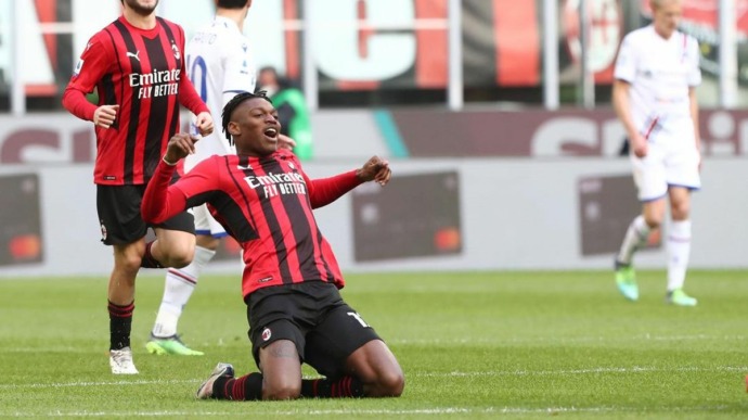 Rafael Leao merayakan golnya.