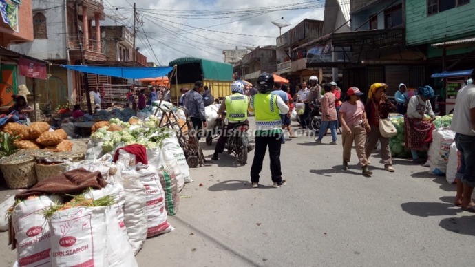 Petugas melaklukan razia di Pasar Siborongborong.