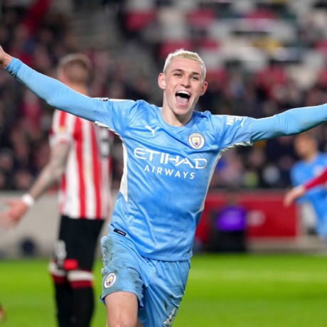 Phil Foden merayakan gol.