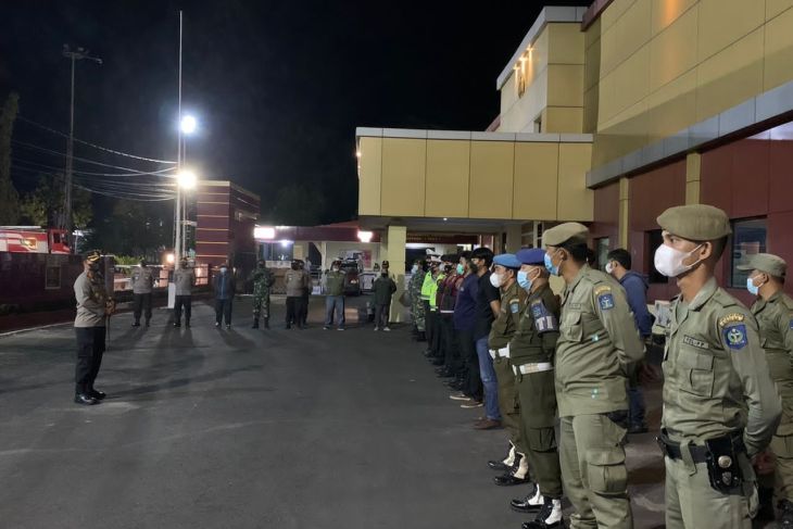 Kapolres Sibolga AKBP Taryono Raharja gelar patroli skala besar Kegiatan Rutin yang ditingkatkan dalam bentuk Yustisi dalam rangka penanggulangan COVID-19.