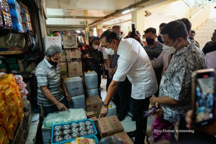 Mendag menyampaikan bahwa pasokan minyak goreng ke pasar rakyat terus berjalan dan HET minyak goreng akan berlaku efektif di pasar rakyat dalam tiga hingga empat hari ke depan.