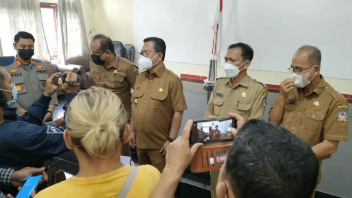 Bupati Toba, Poltak Sitorus, ketika dikonfirmasi usai memimpin rapat koordinasi Penanggulangan Percepatan penanganan Covid-19 di lantai IV kantor Bupati, Selasa (8/2/2022).