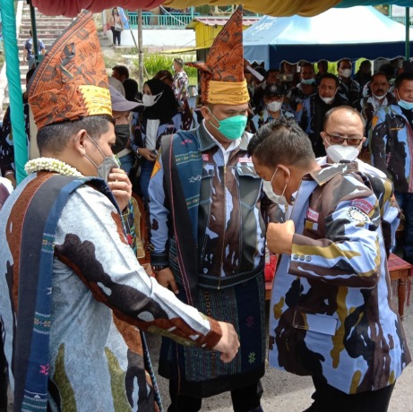 Pemasangan jaket IPK kepada Bupati Simalungun Radiapoh Hasiholan Sinaga oleh Ketua IPK Sumut Bastian Panggabean.