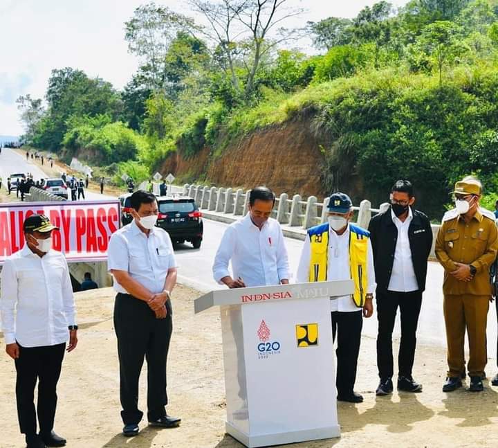Presdien Jokowi meresmikan Jalan baypass Balige, Rabu (2/2/2022).