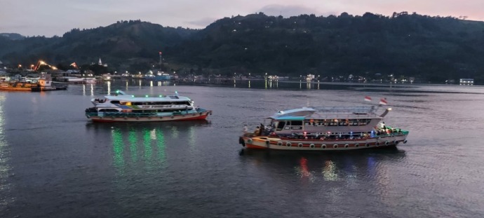Foto: Dame Ambarita Dua kapal penumpang berpapasan di Danau Toba. Tahun 2023 mendatang, pemerintah merencanakan event balap kapal di Danau Toba.