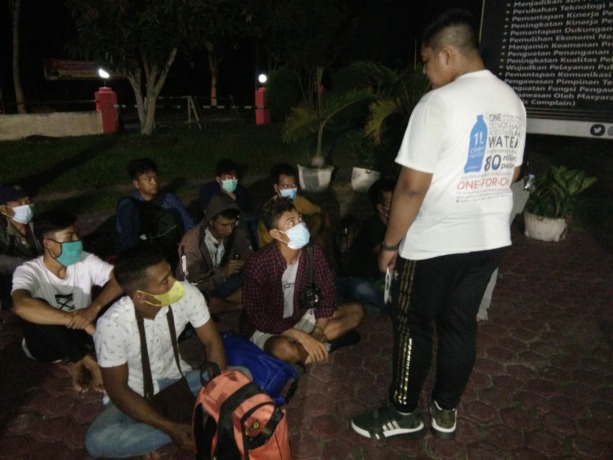 Polisi mengamankan sejumlah pria saat pengungkapan prostitusi online.