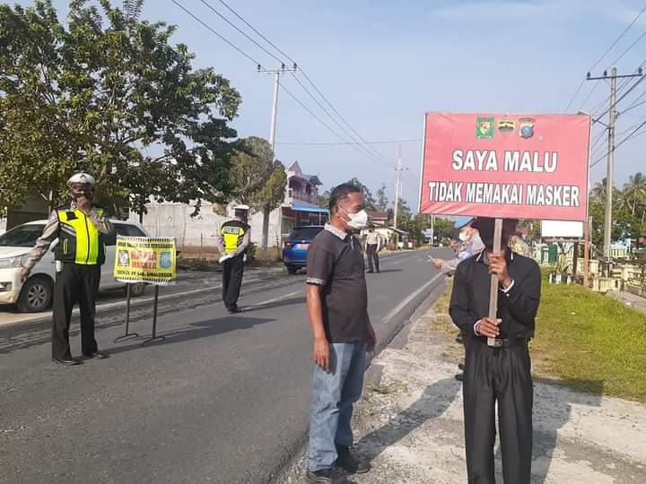 Warga tak bermasker dihukum bawa spanduk.