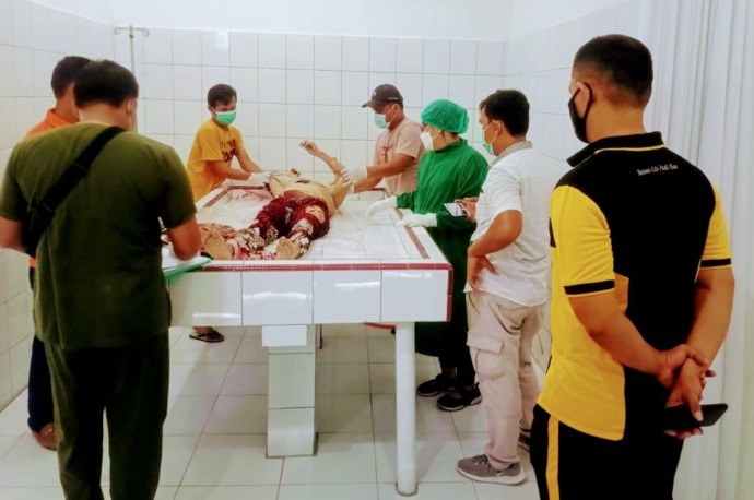 Jenazah saat dievakuasi ke rumah sakit.