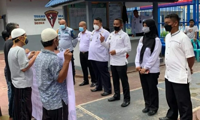 Sebanyak 21 warga binaan Lapas Kelas IIB Padang Sidempuan ‘dirumahkan’, karena mendapat pembebasan melalui program Asimilasi di Rumah, Rabu (9/2/2022).