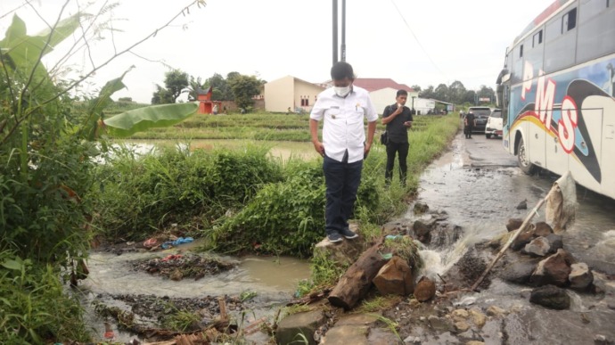 Bupati Simalungun Radiapoh Hasiholan Sinaga saat meninjau jalan rusak di Kecamatan Panombeian Panei, Kamis (17/3). (f: metro/ist)