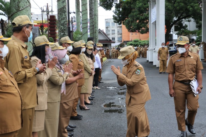 Plt Wali Kota Pematangsiantar Susanti Dewayani menyapa para ASN di barisan masing-masing, Selasa (1/3/2022).