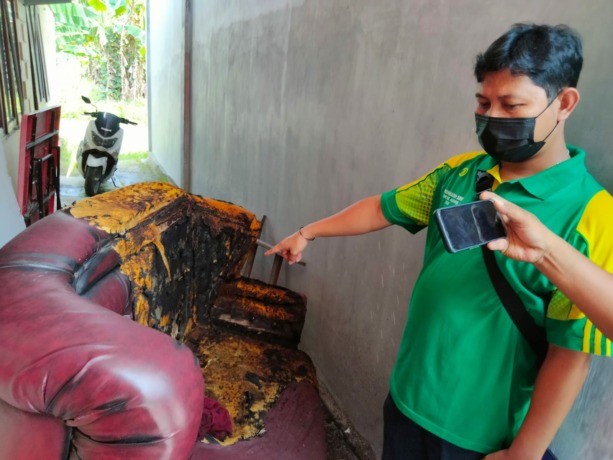 Kursi sofa yang dibakar pelaku. (Perdana)