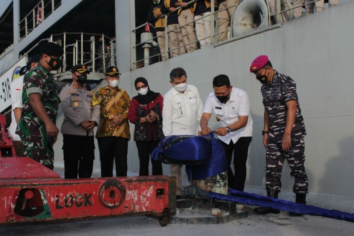 Foto: RIDWAN BUTARBUTAR/NEW TAPANULI Wakil Walikota Sibolga Pantas Maruba Lumban Tobing saat melepas keberangkatan kapal Tim